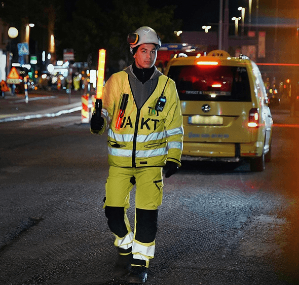 Flaggvakt arbetar nattetid tillsammans med lotsbil