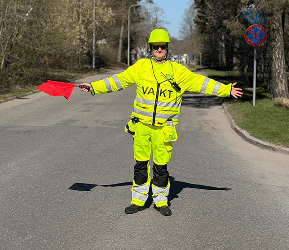 Flaggvakt visar tydliga signaler på en väg i Södermanland